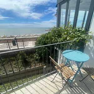 https://lungomare-peronia-trilocale-frontemare.hotelinveneto.com